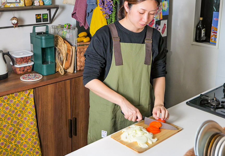 ＼みなさまのお声にお応えし、Mサイズ登場！／四万十ひのき材を使用した、薄くて軽いまな板。