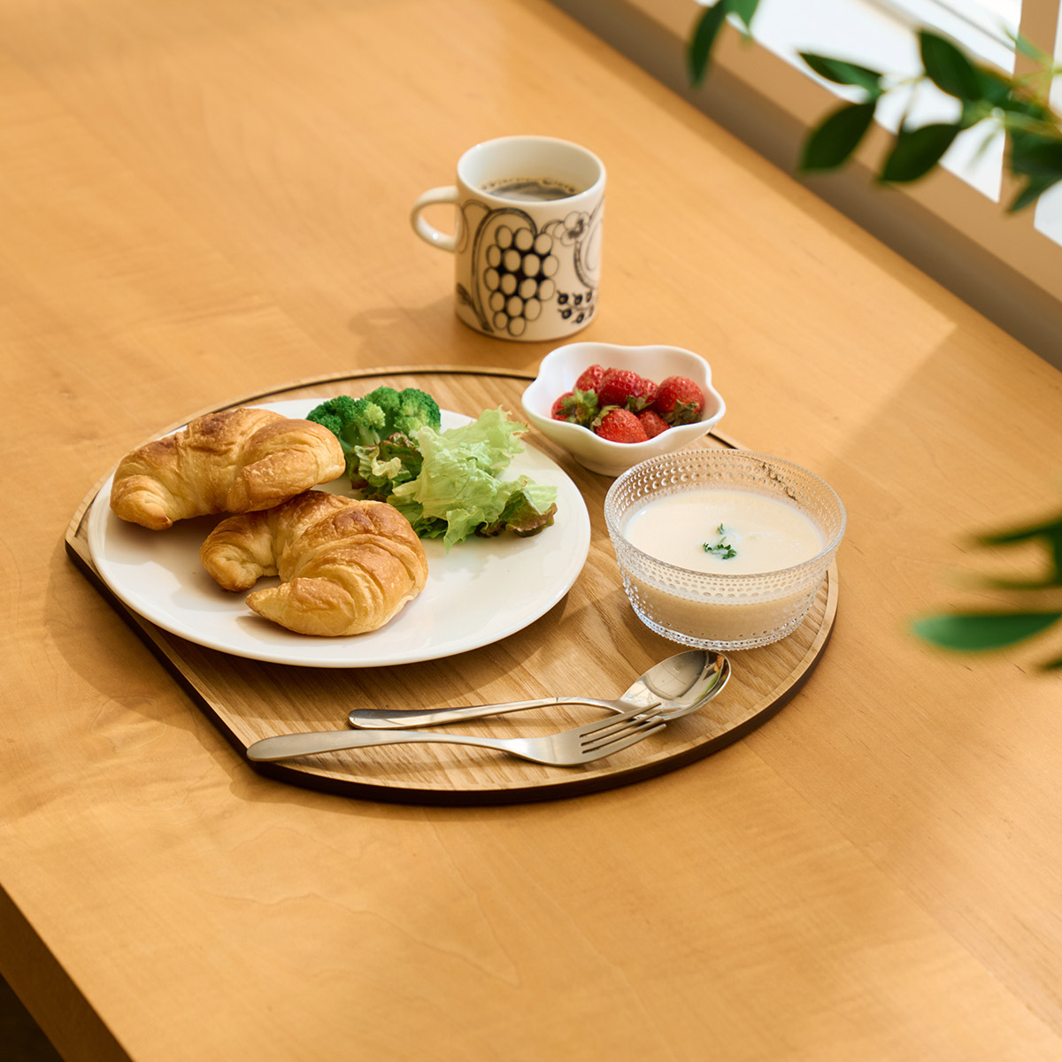 スタッキングできるノンスリップ半月盆 2枚セット